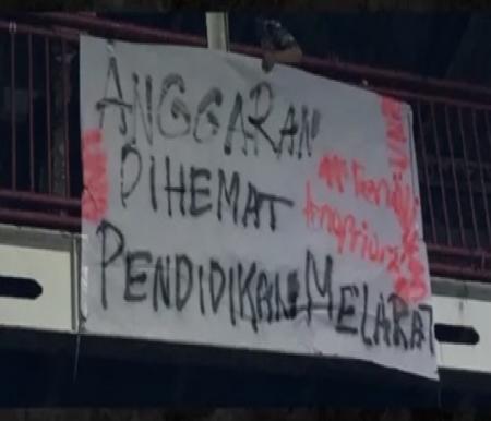 BEM Universitas Riau mengkritik kebijakan Presiden Prabowo Subianto melalui spanduk yang bertuliskan "Anggaran Dihemat Pendidikan Melarat". (Foto: Sri Wahyuni)